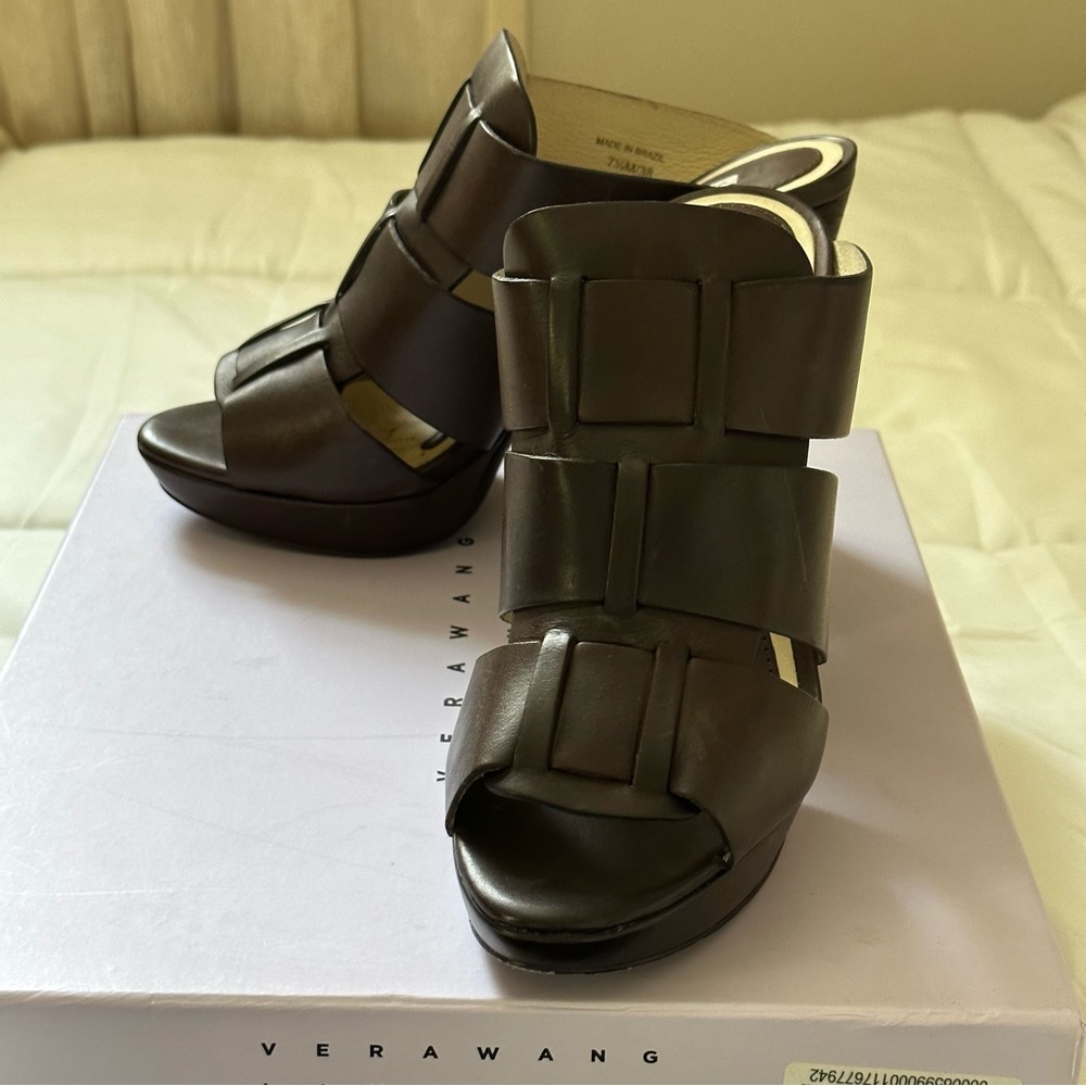 Vera Wang Lavender Celeste Brown/Cafe Veg. Leather Sandals 7.5. Euro size 38.